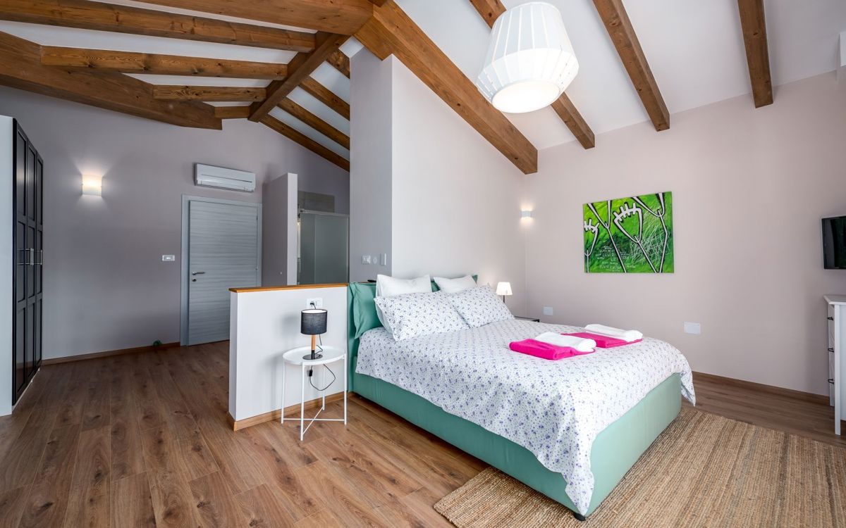 Bella villa con piscina a sfioro, vicino a Pisino