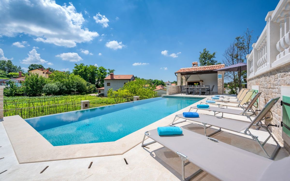 Bella villa con piscina a sfioro, vicino a Pisino