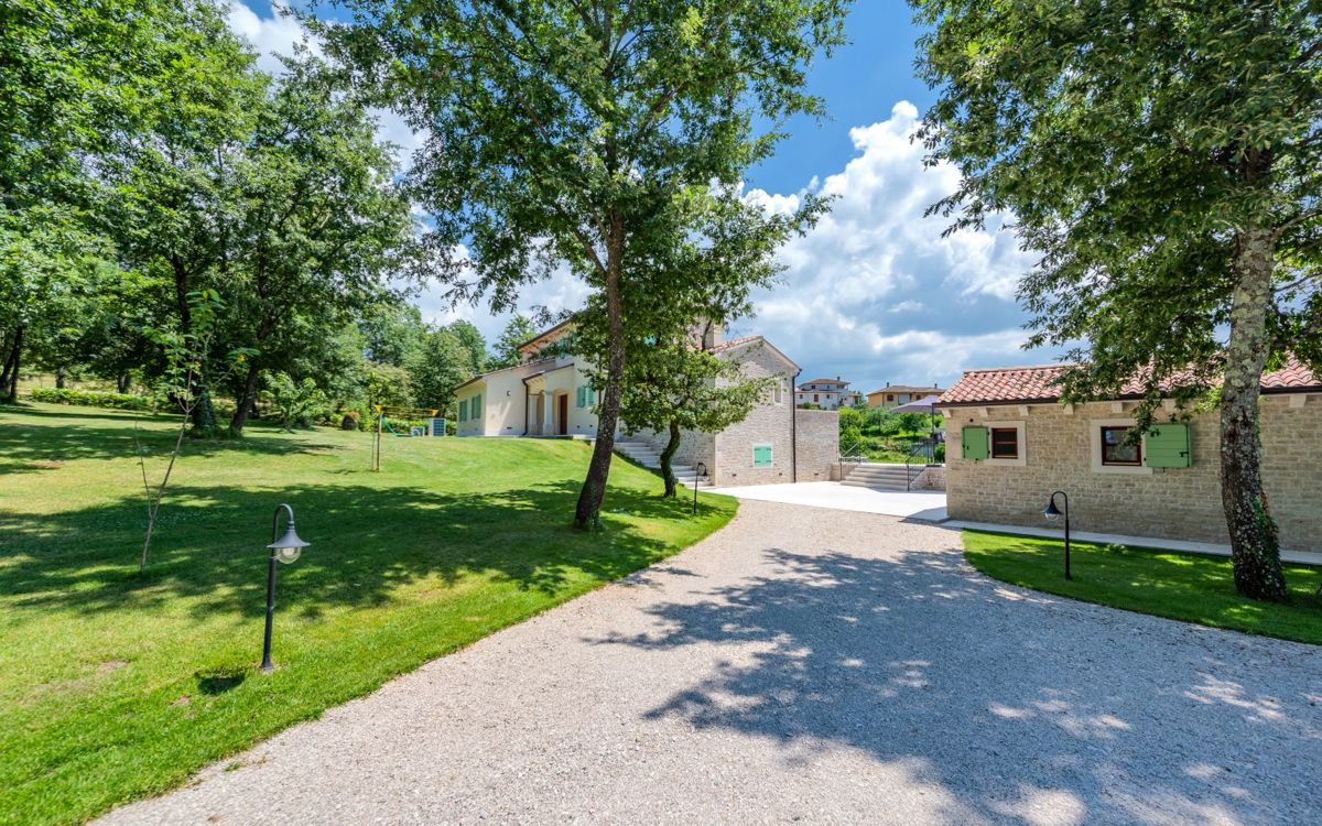 Bella villa con piscina a sfioro, vicino a Pisino