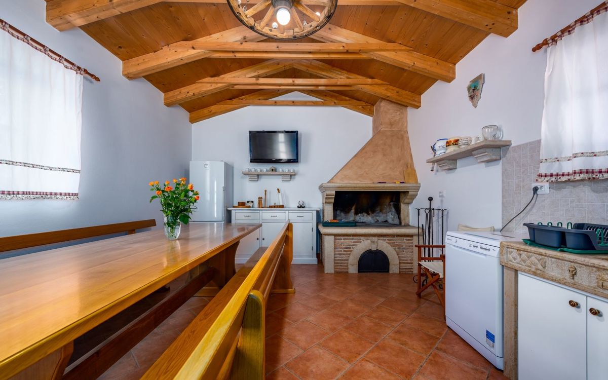 Bella villa con piscina a sfioro, vicino a Pisino