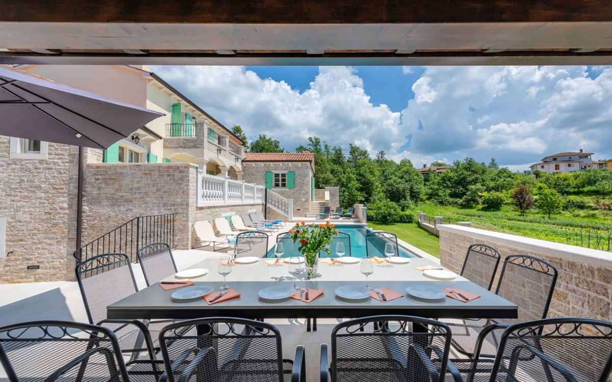 Bella villa con piscina a sfioro, vicino a Pisino