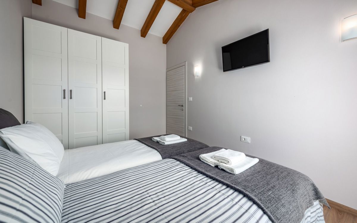 Bella villa con piscina a sfioro, vicino a Pisino