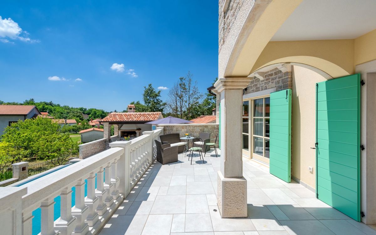 Bella villa con piscina a sfioro, vicino a Pisino