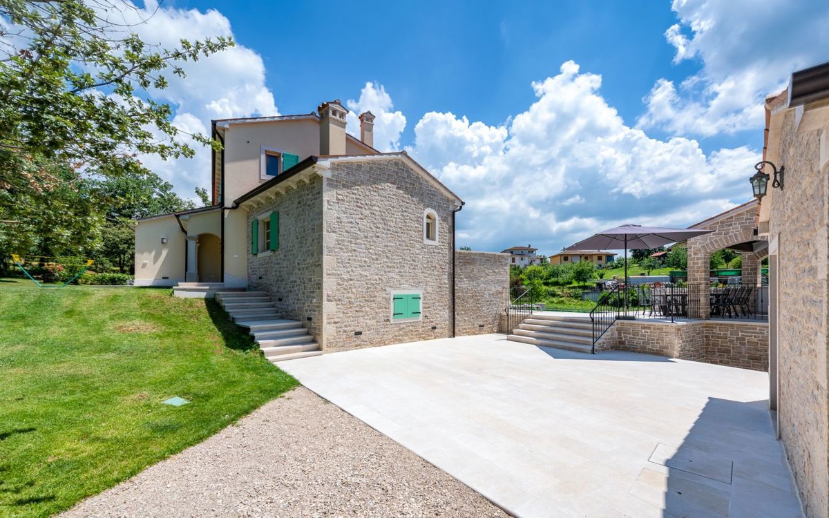 Bella villa con piscina a sfioro, vicino a Pisino