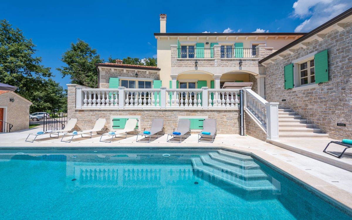 Bella villa con piscina a sfioro, vicino a Pisino
