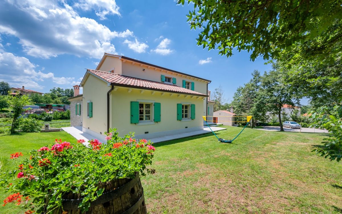 Bella villa con piscina a sfioro, vicino a Pisino