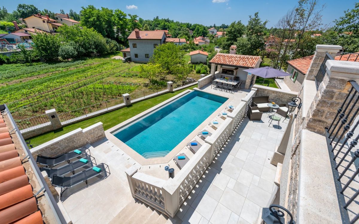 Bella villa con piscina a sfioro, vicino a Pisino