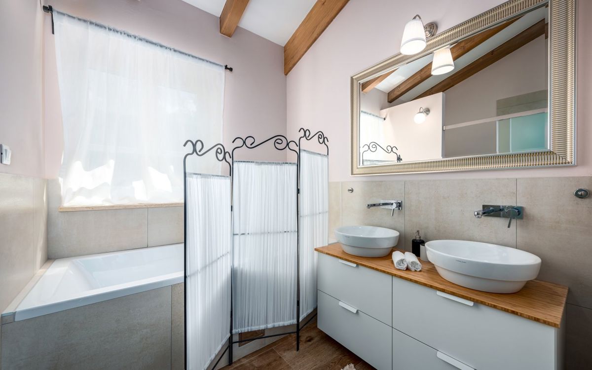 Bella villa con piscina a sfioro, vicino a Pisino