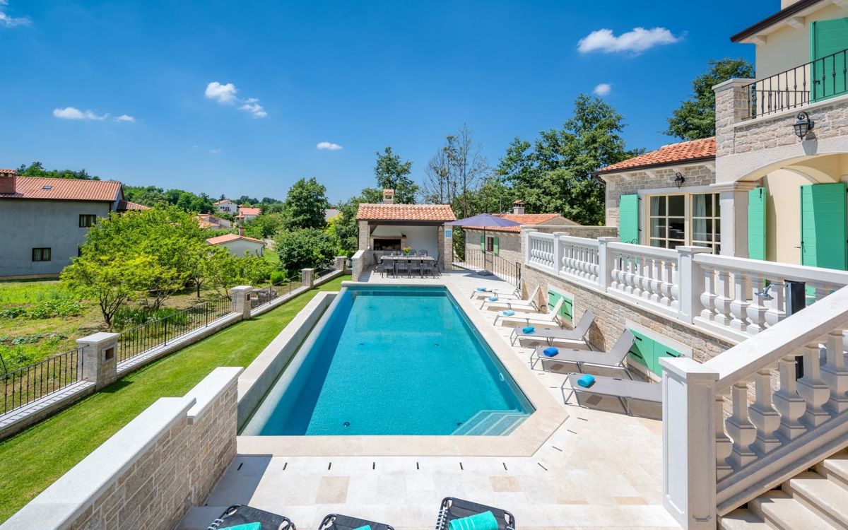 Bella villa con piscina a sfioro, vicino a Pisino
