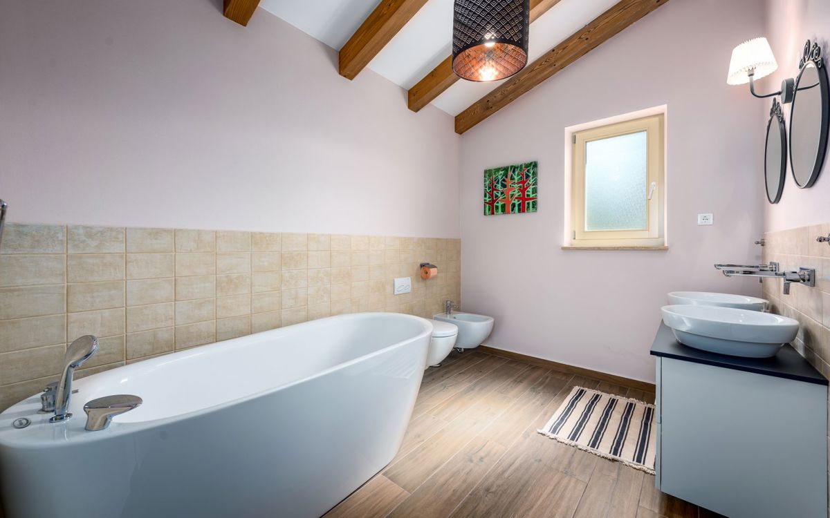 Bella villa con piscina a sfioro, vicino a Pisino