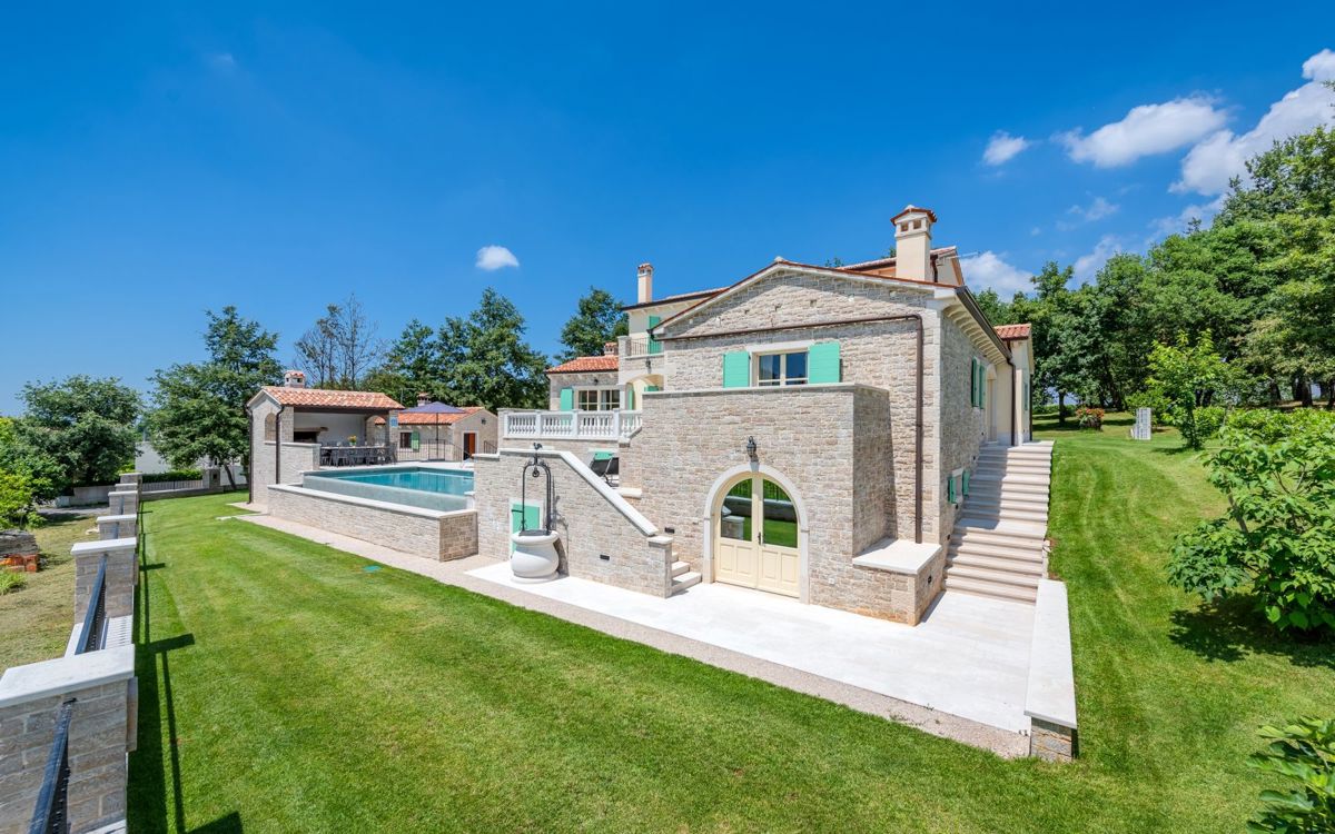 Bella villa con piscina a sfioro, vicino a Pisino