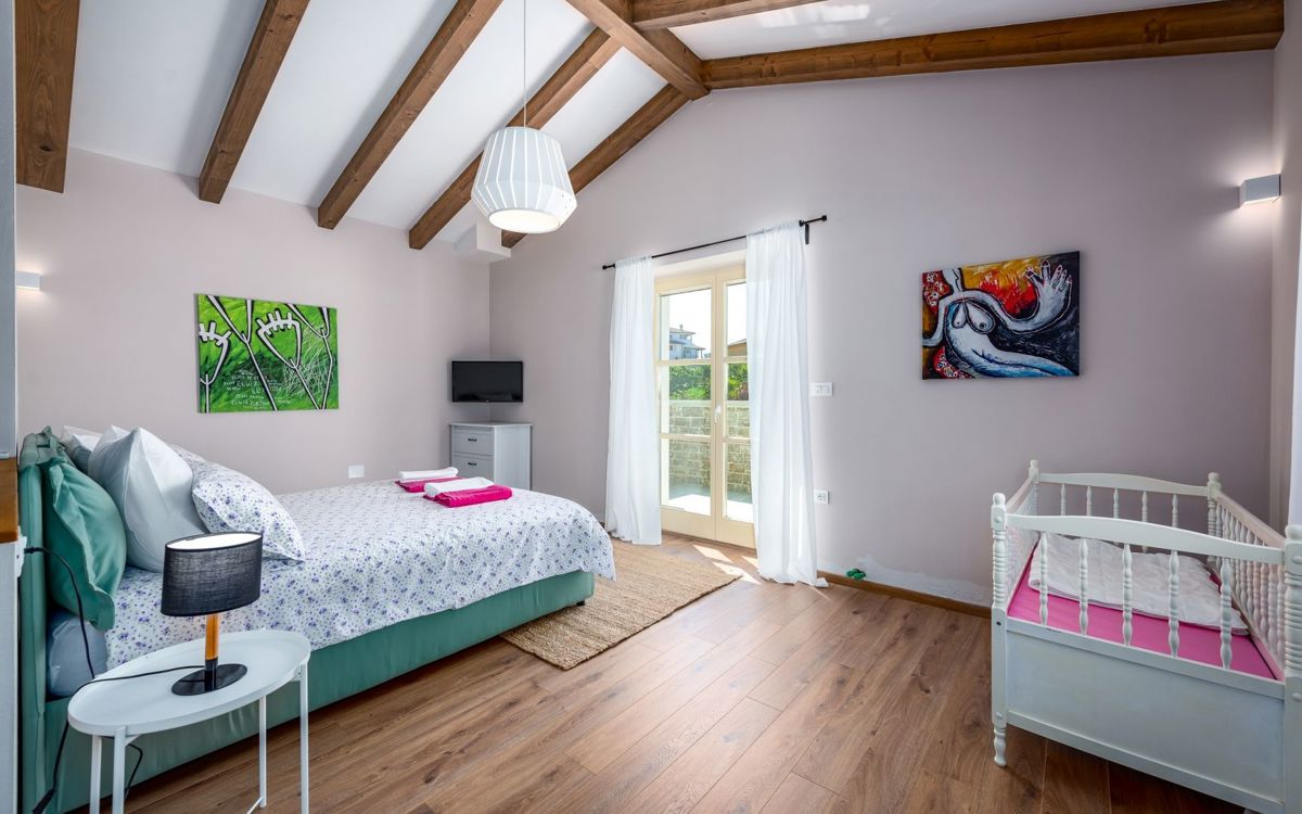 Bella villa con piscina a sfioro, vicino a Pisino