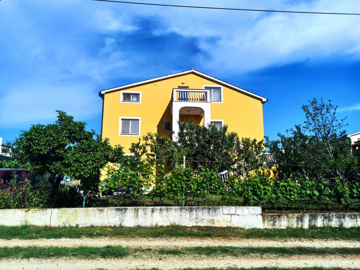 Palazzina con ampio giardino, vicino a Pola