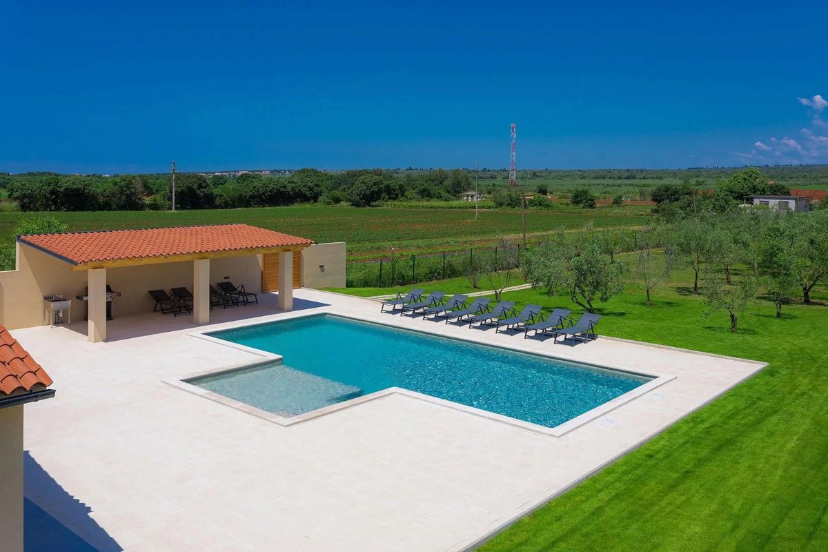 Una villa moderna con piscina e ampio giardino