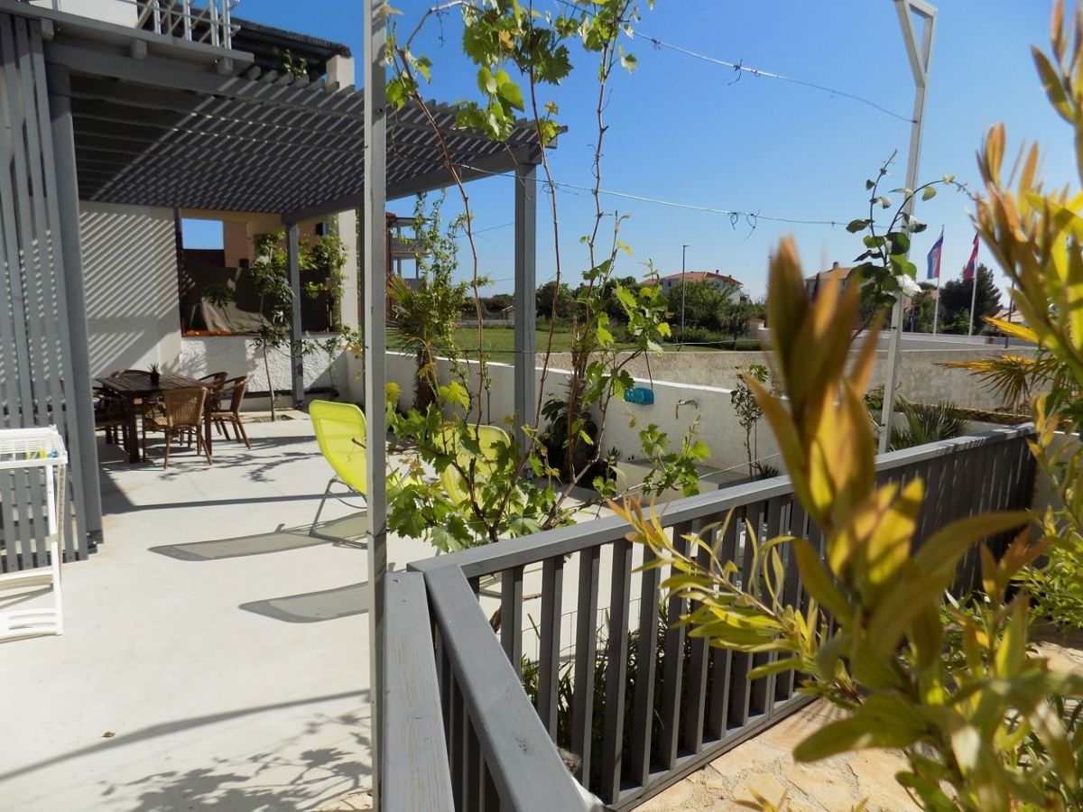 Casa con tre appartamenti e vista, seconda fila dal mare, Medulin