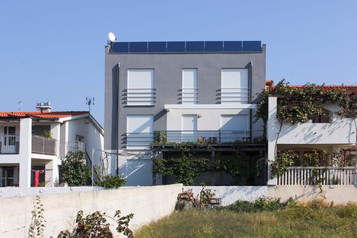 Casa con tre appartamenti e vista, seconda fila dal mare, Medulin