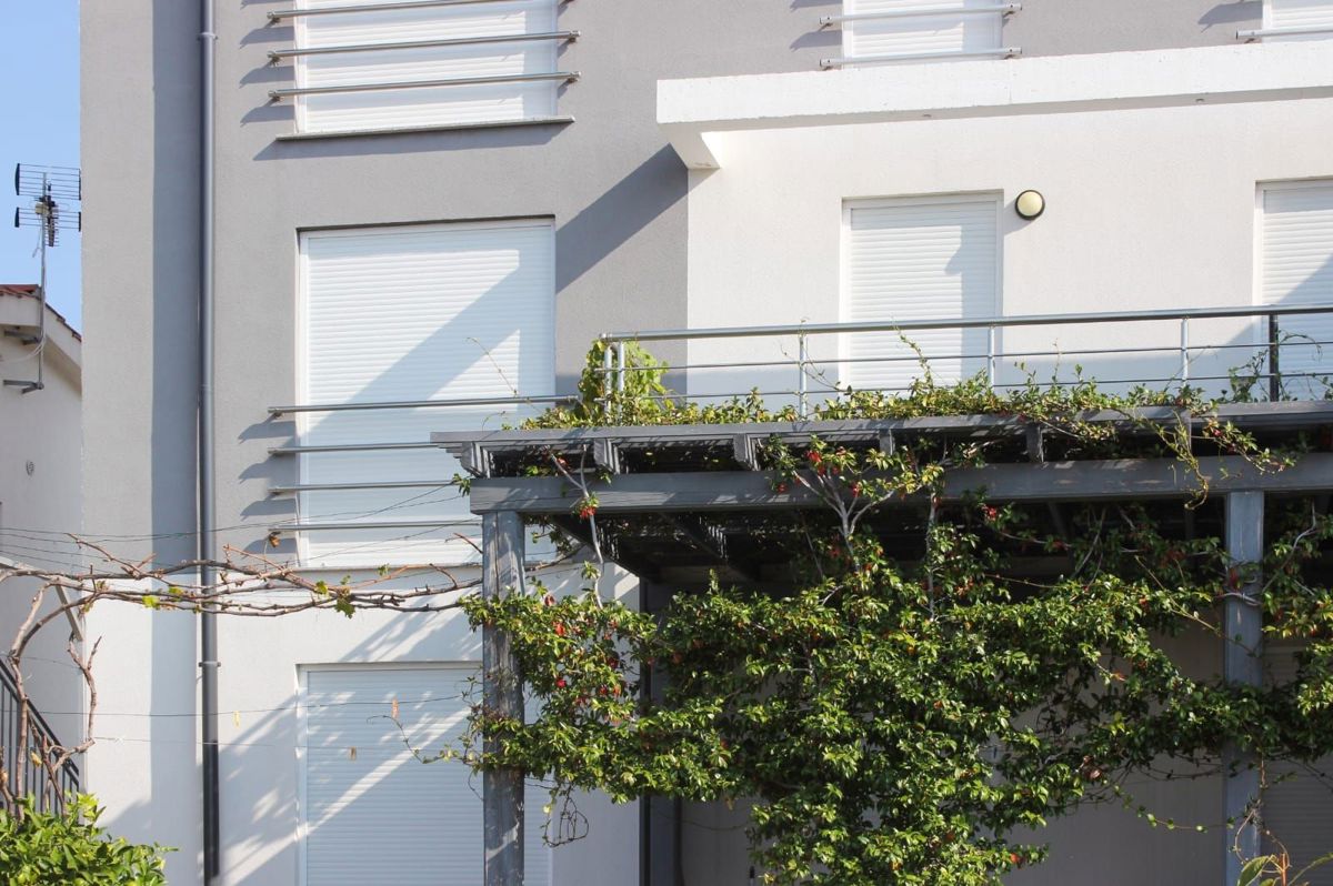 Casa con tre appartamenti e vista, seconda fila dal mare, Medulin