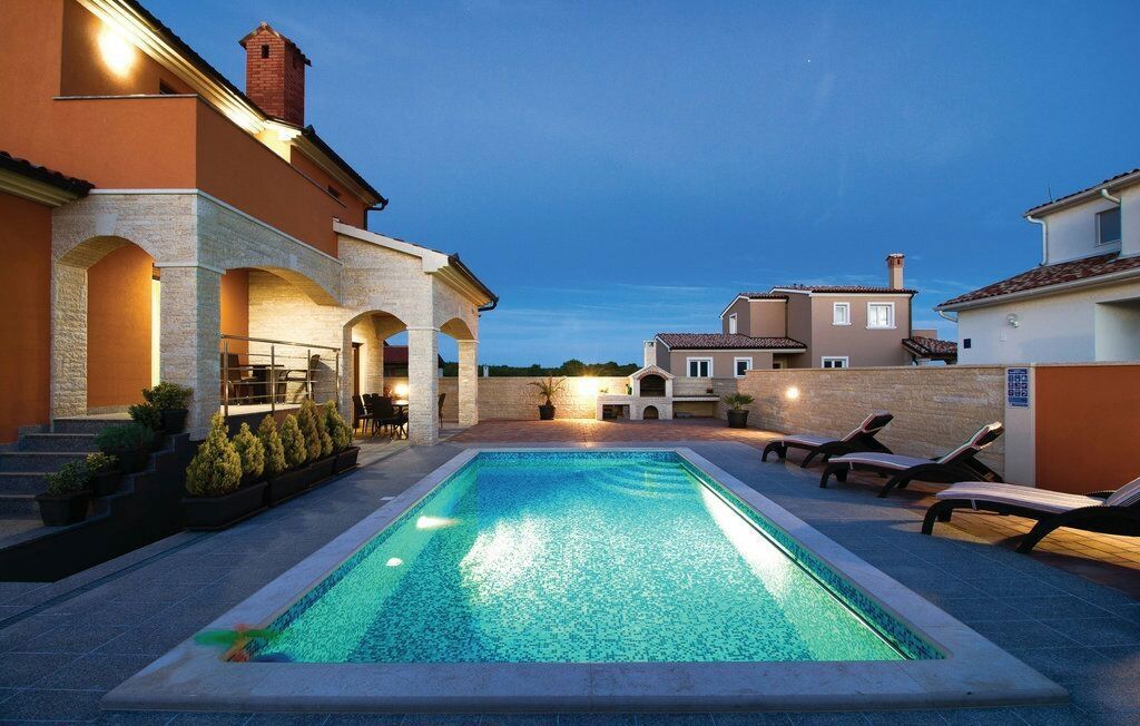 Villa per vacanze con piscina, posizione tranquilla, zona più ampia di Ližnjan