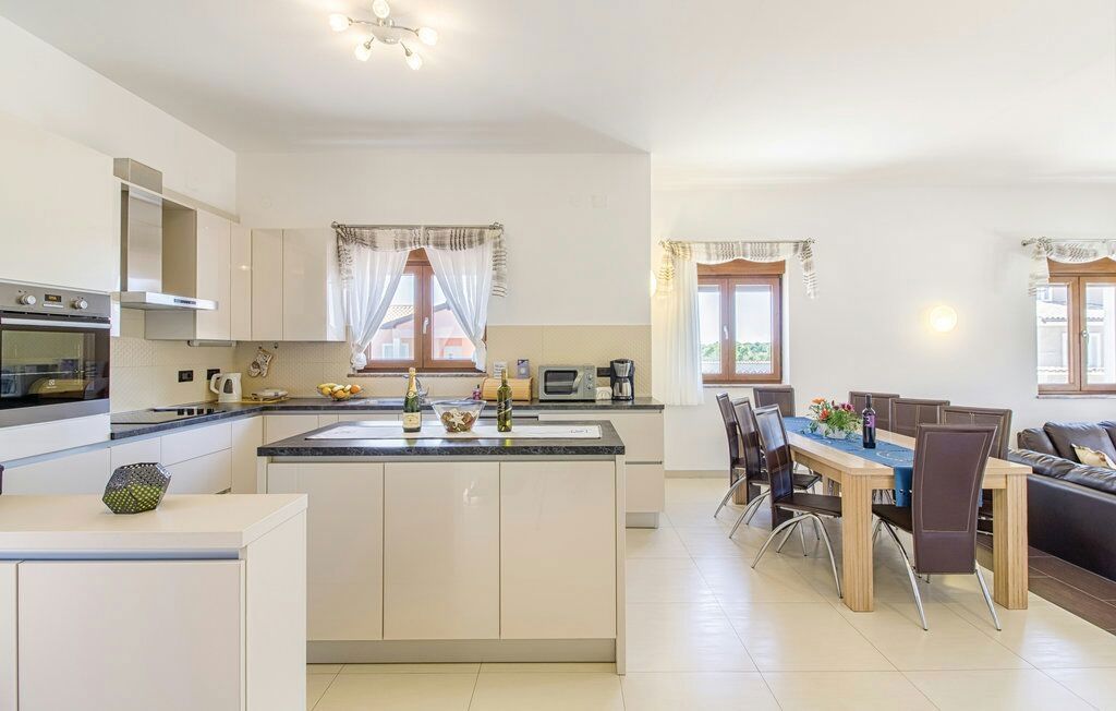 Villa per vacanze con piscina, posizione tranquilla, zona più ampia di Ližnjan