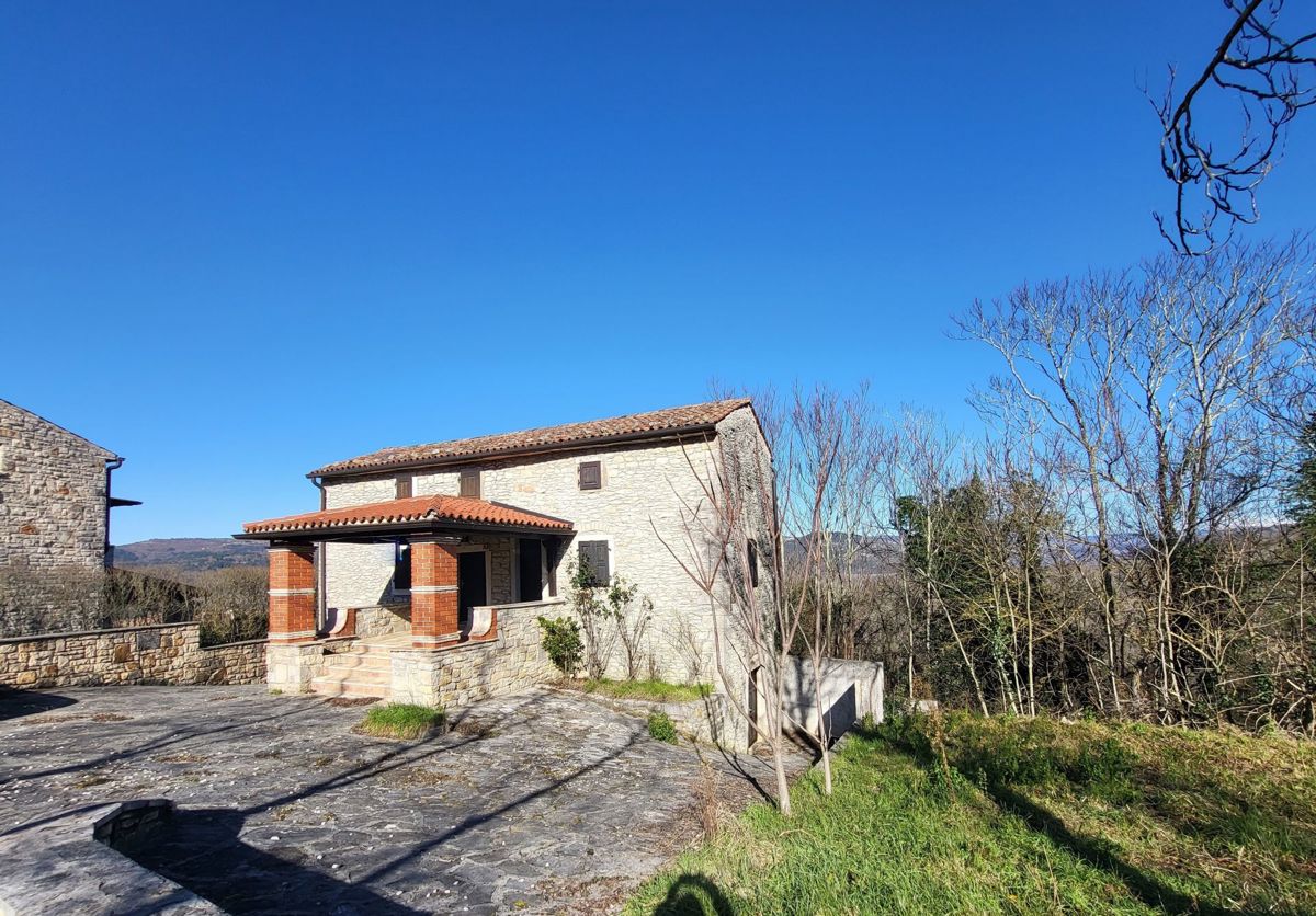 Casa in pietra con vista su Montona