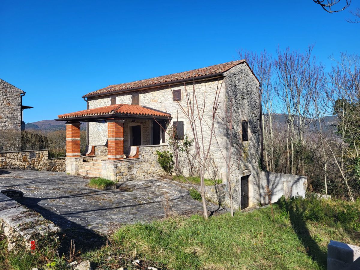 Casa in pietra con vista su Montona