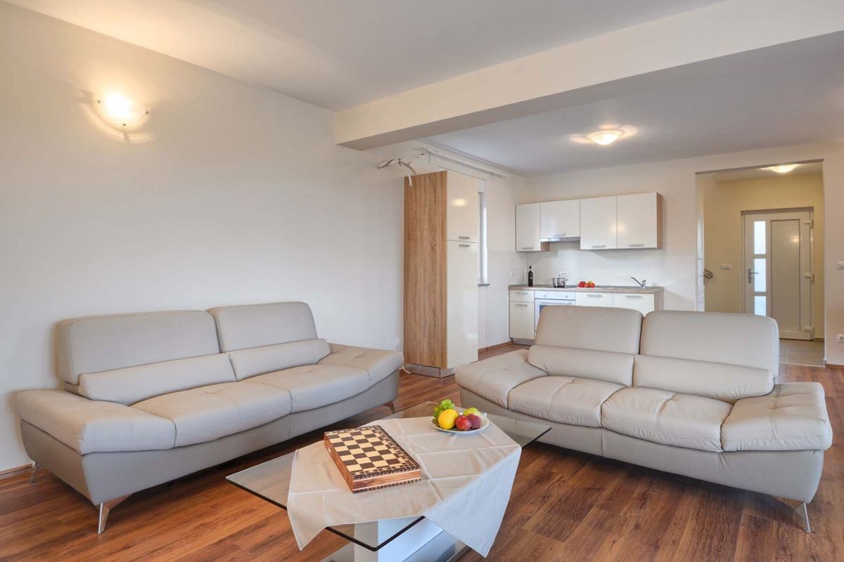 Casa vacanze con piscina, vicino a Parenzo