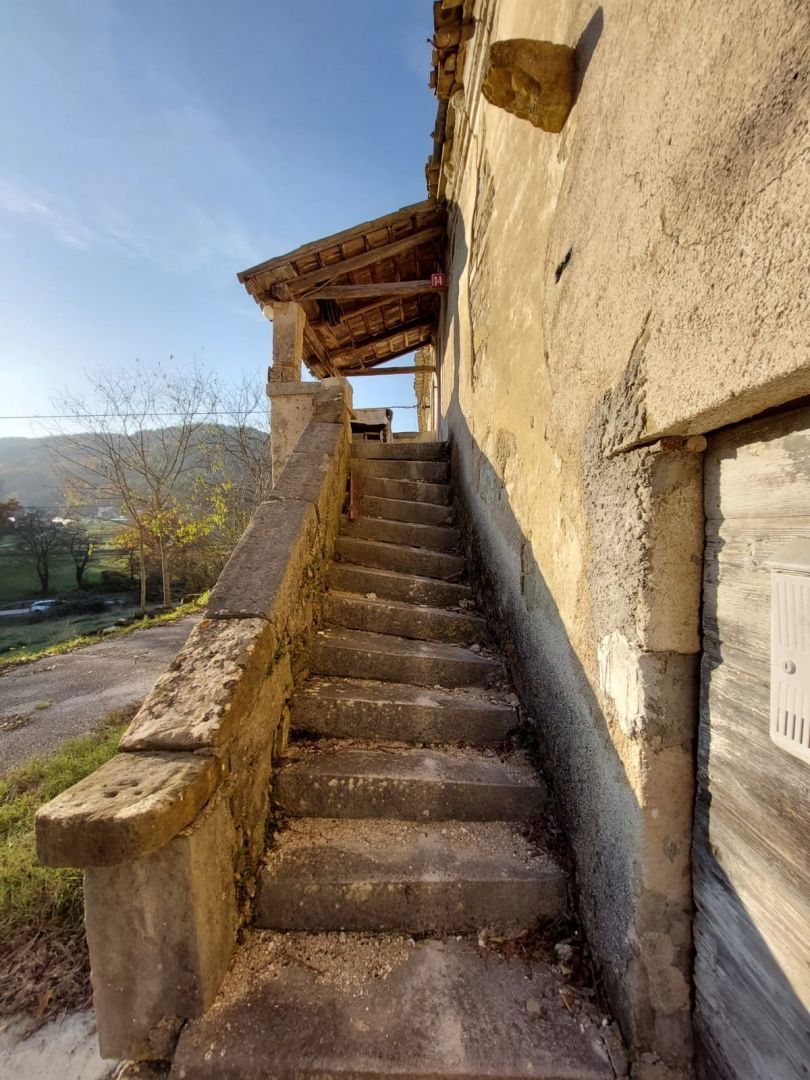 Cerovlje, casa in pietra da ristrutturare con vista