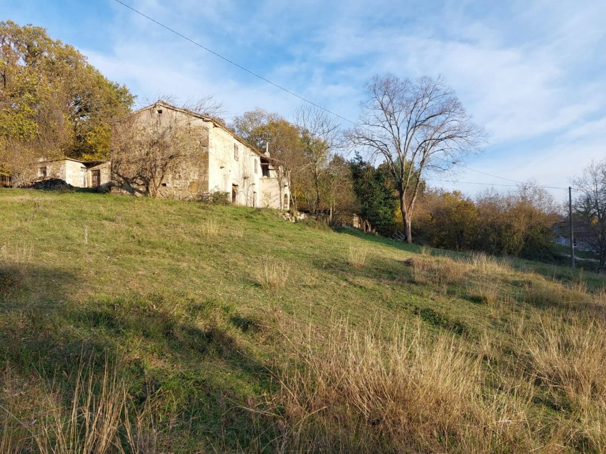 Cerovlje, casa in pietra da ristrutturare con vista