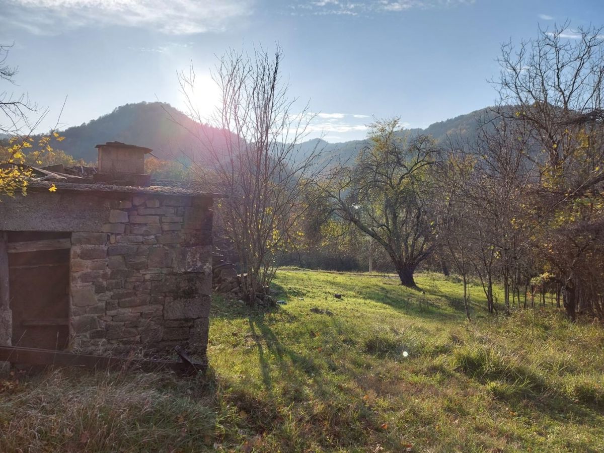 Cerovlje, casa in pietra da ristrutturare con vista