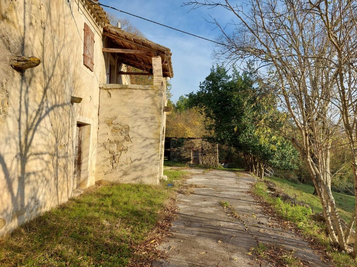 Cerovlje, casa in pietra da ristrutturare con vista