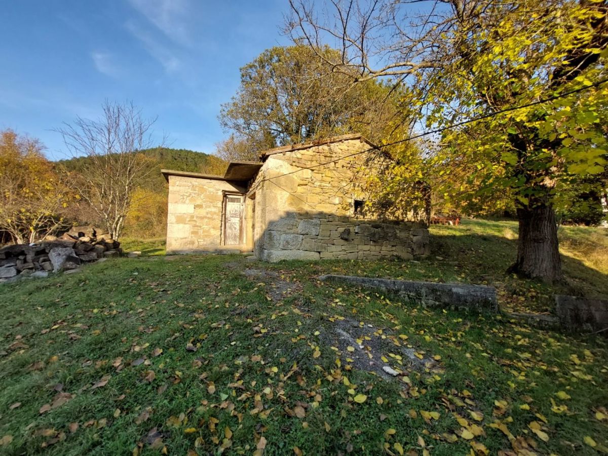 Cerovlje, casa in pietra da ristrutturare con vista