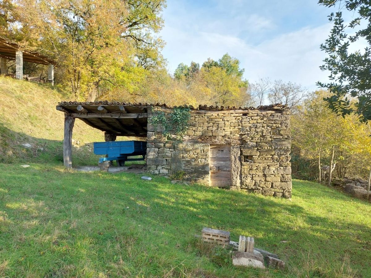 Cerovlje, casa in pietra da ristrutturare con vista