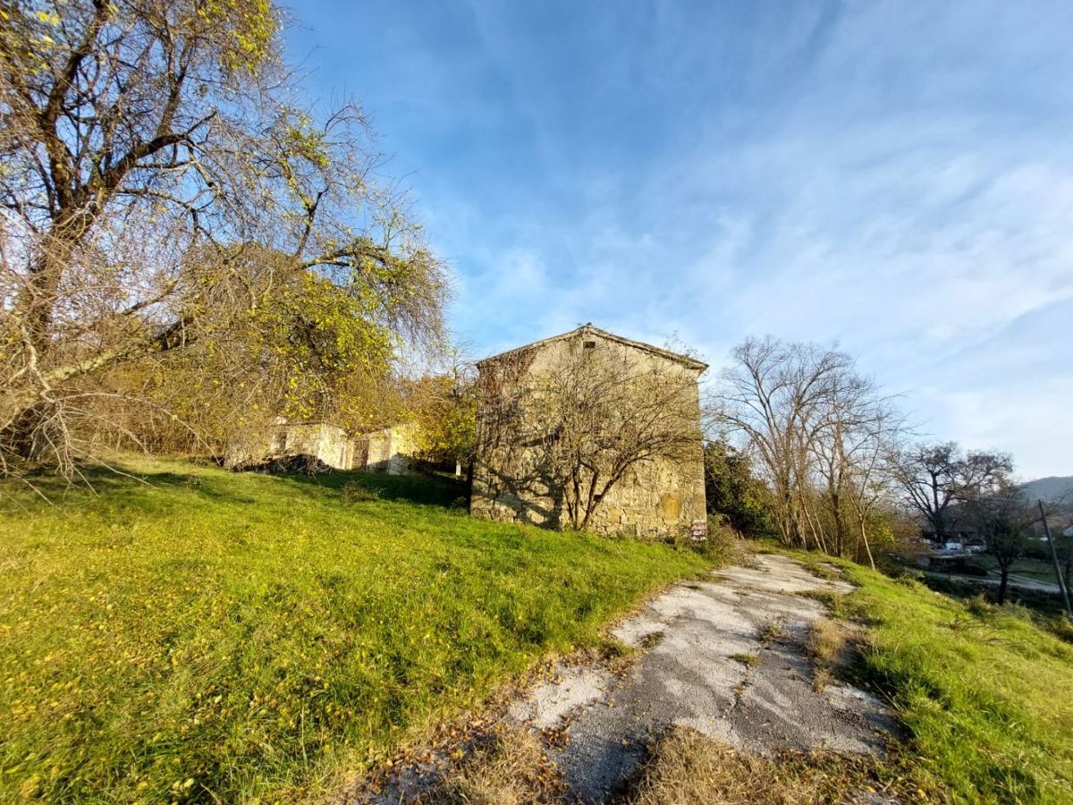 Cerovlje, casa in pietra da ristrutturare con vista