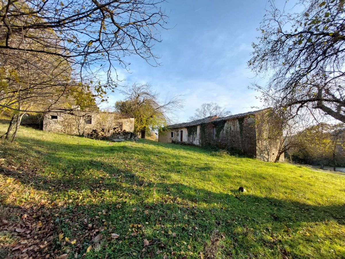 Cerovlje, casa in pietra da ristrutturare con vista