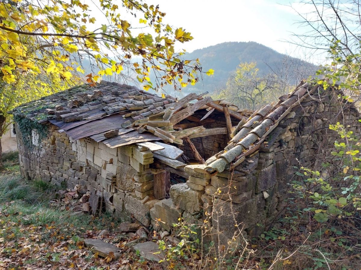 Cerovlje, casa in pietra da ristrutturare con vista