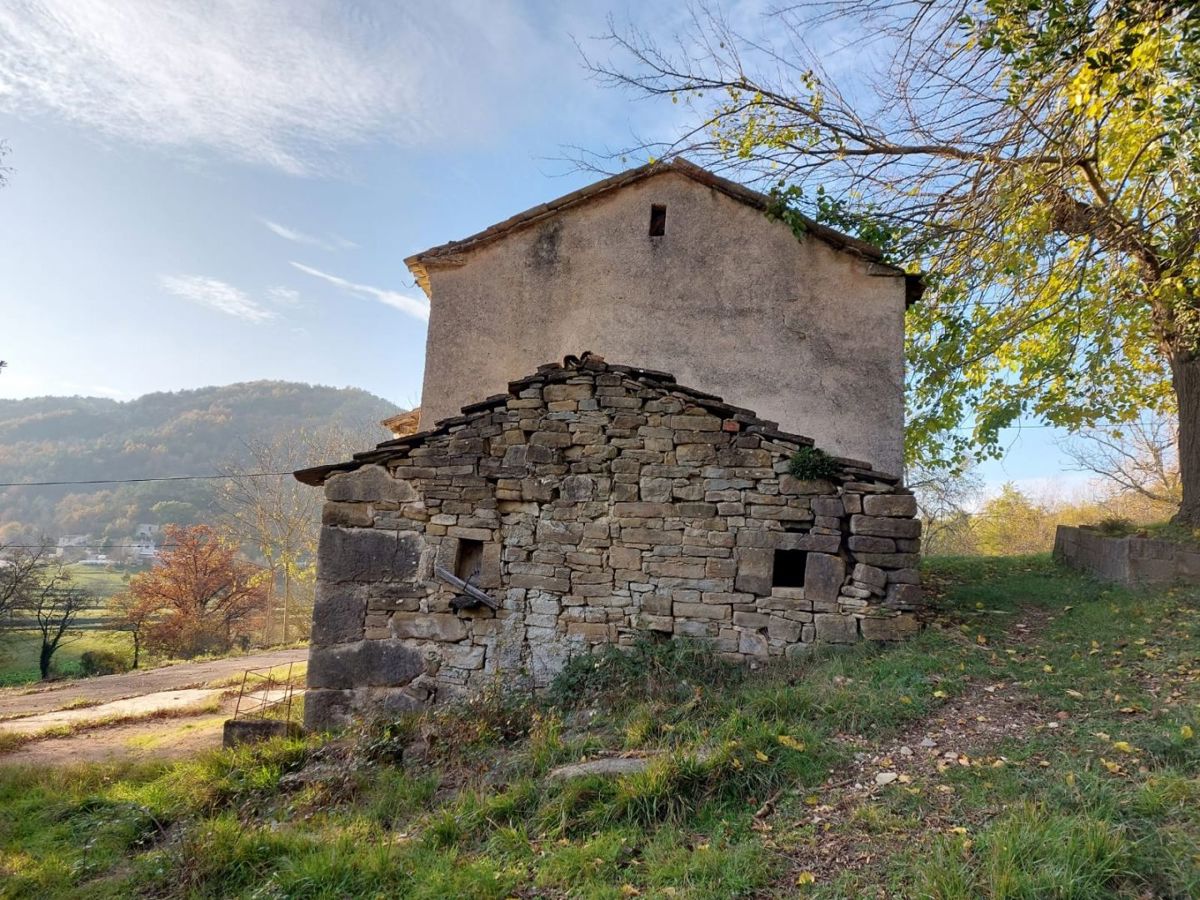 Cerovlje, casa in pietra da ristrutturare con vista