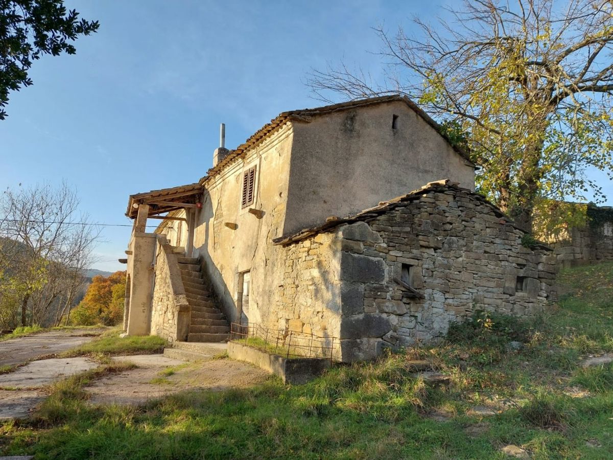 Cerovlje, casa in pietra da ristrutturare con vista