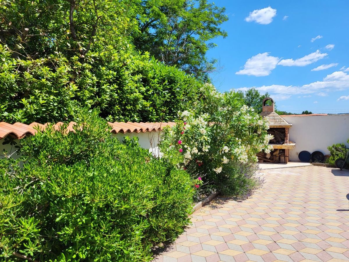 Una villa con 4 unità abitative e una piscina in un villaggio tranquillo