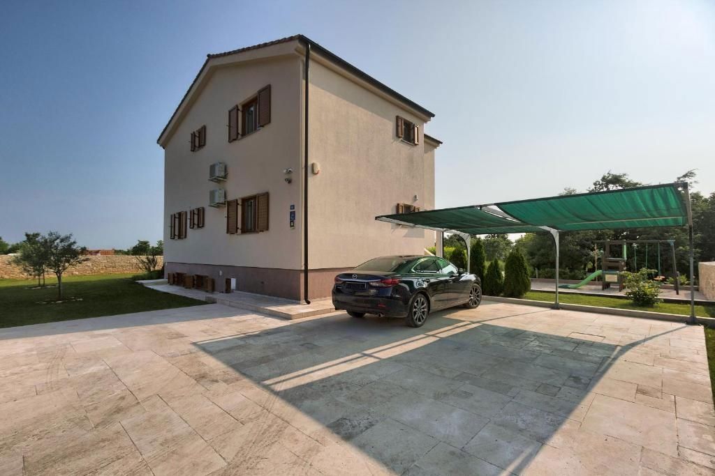 Casa con piscina e campo da minigolf, nei dintorni di Svetvinčent