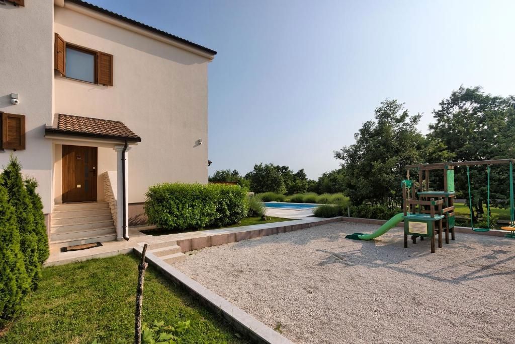Casa con piscina e campo da minigolf, nei dintorni di Svetvinčent