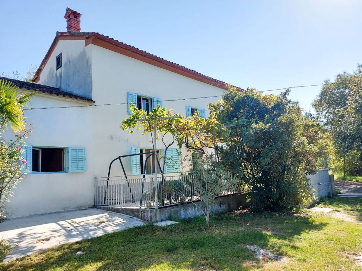 Casa bifamiliare con piscina su un terreno spazioso, vicino a Labin