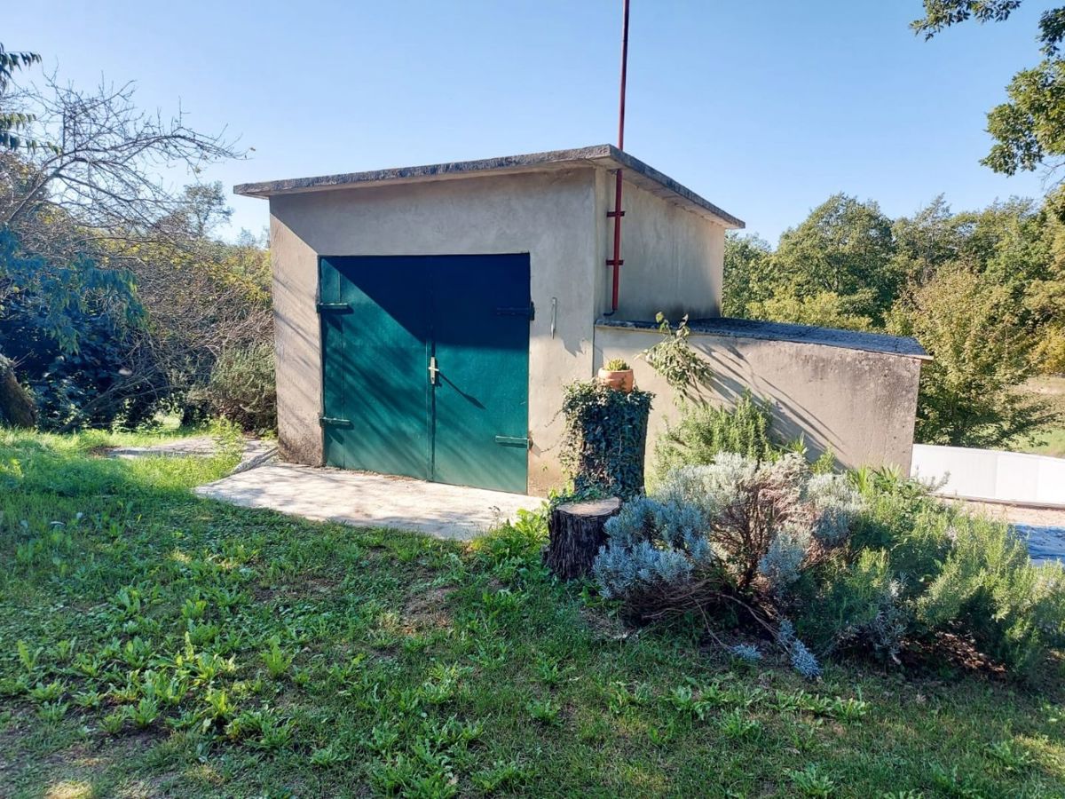 Casa bifamiliare con piscina su un terreno spazioso, vicino a Labin