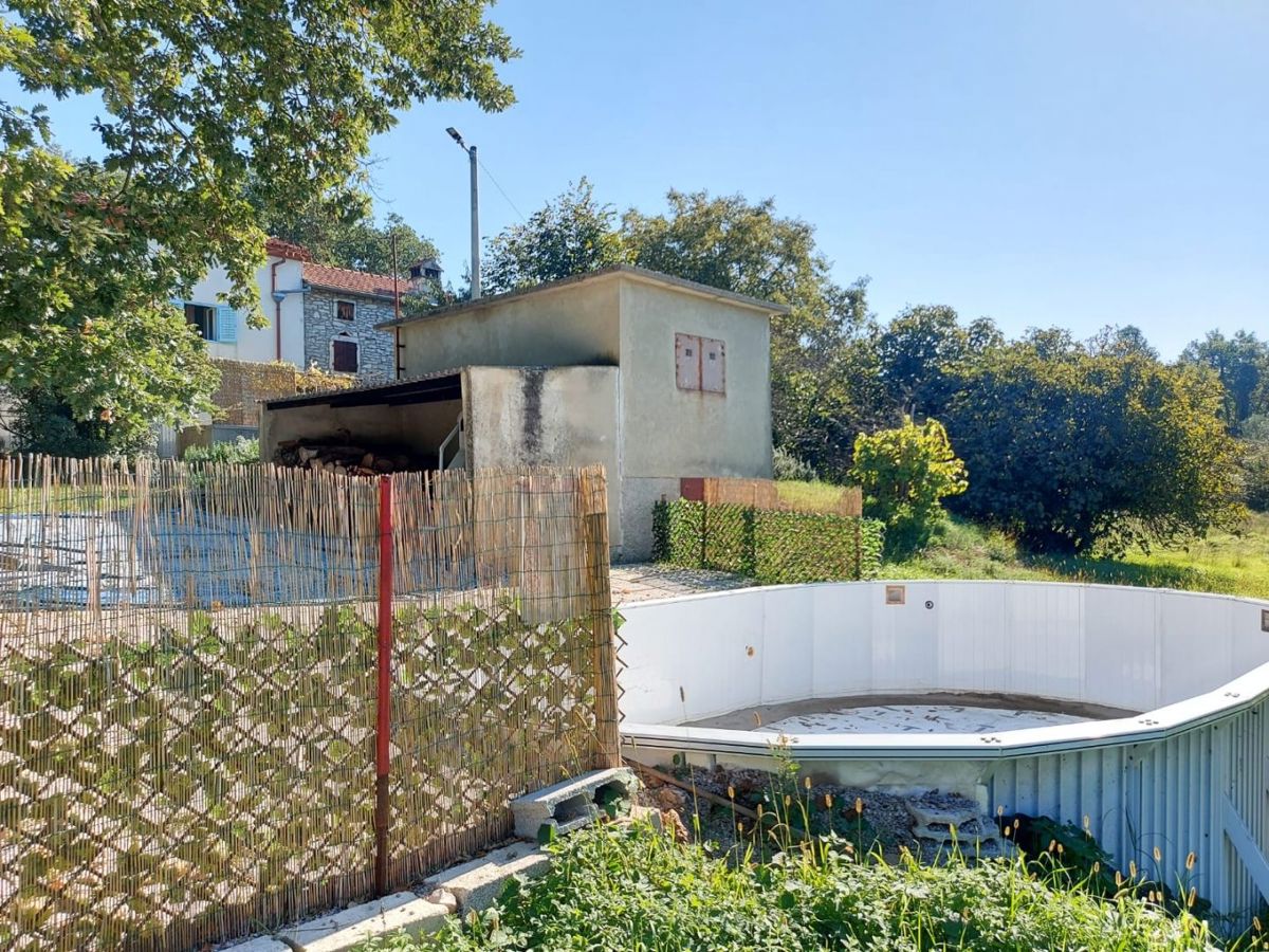 Casa bifamiliare con piscina su un terreno spazioso, vicino a Labin