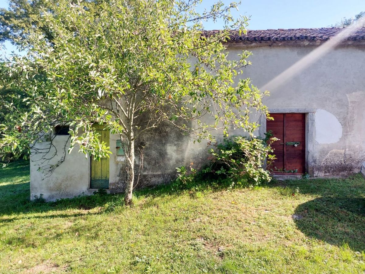 Casa bifamiliare con piscina su un terreno spazioso, vicino a Labin