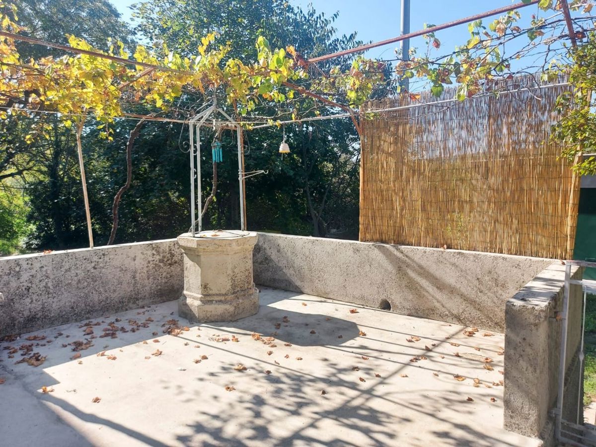 Casa bifamiliare con piscina su un terreno spazioso, vicino a Labin