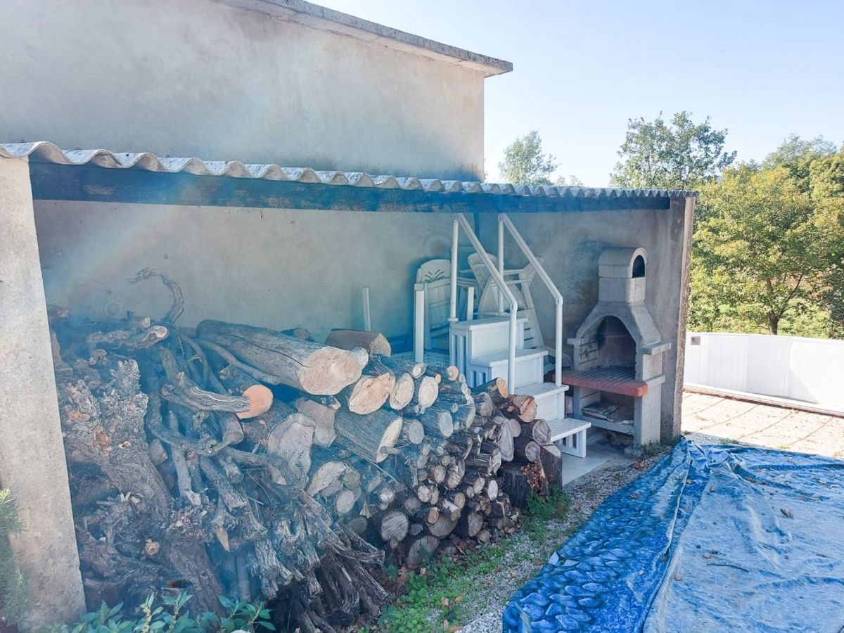 Casa bifamiliare con piscina su un terreno spazioso, vicino a Labin