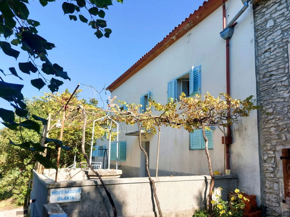 Casa bifamiliare con piscina su un terreno spazioso, vicino a Labin