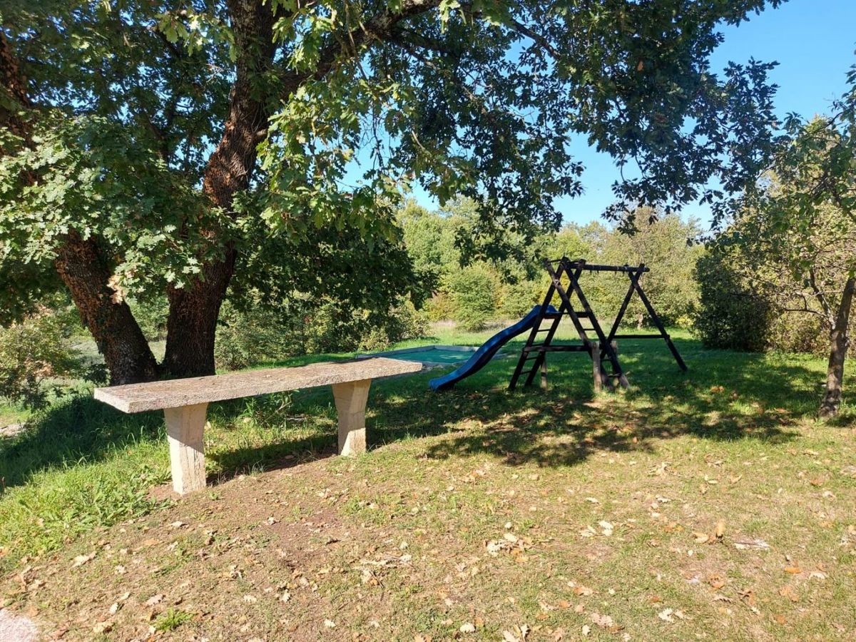 Casa bifamiliare con piscina su un terreno spazioso, vicino a Labin