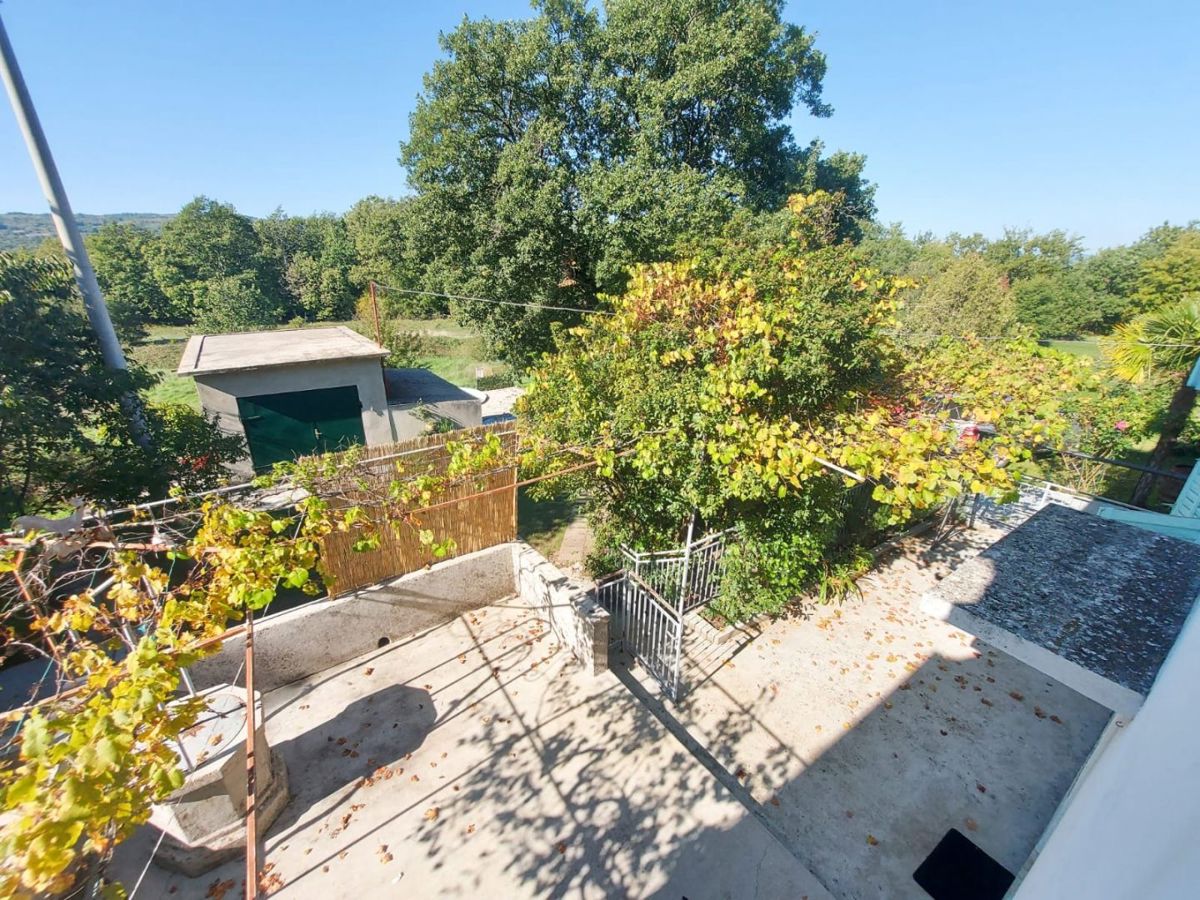 Casa bifamiliare con piscina su un terreno spazioso, vicino a Labin