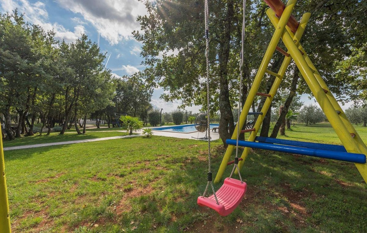 Due case con piscina in un ampio giardino, Valle